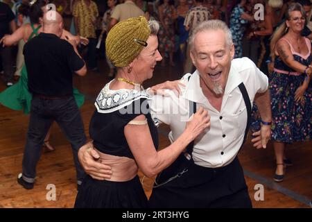 Calafell, Spagna. 10 settembre 2023. Un paio danzano sulla musica Rockabilly durante l'High Rock-A-Billy Festival a Calafell. Dal 7 al 10 settembre 2023, l'High Roc-A-Billy Festival si è tenuto a Calafell, che riunisce migliaia di visitatori nazionali e internazionali del genere Rock degli anni '50 L'High Rock-A-Billy Festival è un evento musicale di livello internazionale, considerato il migliore in Europa dedicato al popolare genere americano degli anni '50, dove si esibiscono gruppi internazionali. (Foto di Ramon Costa/SOPA Images/Sipa USA) credito: SIPA USA/Alamy Live News Foto Stock