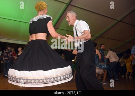 Calafell, Spagna. 10 settembre 2023. Un paio danzano sulla musica Rockabilly durante l'High Rock-A-Billy Festival a Calafell. Dal 7 al 10 settembre 2023, l'High Roc-A-Billy Festival si è tenuto a Calafell, che riunisce migliaia di visitatori nazionali e internazionali del genere Rock degli anni '50 L'High Rock-A-Billy Festival è un evento musicale di livello internazionale, considerato il migliore in Europa dedicato al popolare genere americano degli anni '50, dove si esibiscono gruppi internazionali. (Foto di Ramon Costa/SOPA Images/Sipa USA) credito: SIPA USA/Alamy Live News Foto Stock