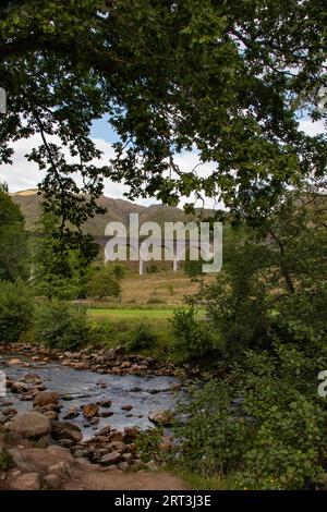 Glenfinnan Viaduct, iconica ferrovia del 1901 con un'apertura curva a 21 archi, presente in diversi film di Harry Potter, Glenfinnan, West Highlands, Scozia Foto Stock