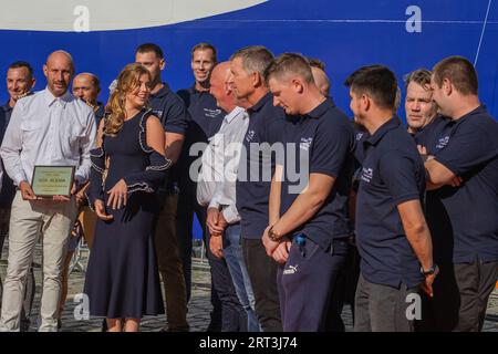 Principessa Alexia dei Paesi Bassi, nel suo primo impegno pubblico con l’equipaggio della draga durante la cerimonia di battesimo della «VOX ALEXIA» alla stazione di crociera. La draga «Vox Alexia» prende il nome da sua altezza reale, la principessa Alexia dei Paesi Bassi, la figlia di mezzo del re Willem-Alexander e della regina Maxima. Dopo il battesimo, alla principessa fu dato un tour della nave e parlò con i membri dell'equipaggio e i dipendenti dell'associazione Young Van Oord. Vox Alexia è una draga a tramoggia a estrazione posteriore. Si tratta di un tipo di draga che può, ad esempio, aspirare sabbia, argilla, limo Foto Stock