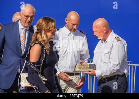 La principessa Alexia dei Paesi Bassi, nel suo primo impegno pubblico con la targa che porta il suo nome, durante la cerimonia di Natale della draga «VOX ALEXIA» presso il terminal delle navi da crociera. La draga «Vox Alexia» prende il nome da sua altezza reale, la principessa Alexia dei Paesi Bassi, la figlia di mezzo del re Willem-Alexander e della regina Maxima. Dopo il battesimo, alla principessa fu dato un tour della nave e parlò con i membri dell'equipaggio e i dipendenti dell'associazione Young Van Oord. Vox Alexia è una draga a tramoggia a estrazione posteriore. Si tratta di un tipo di draga che può, ad esempio, succhiare sa Foto Stock