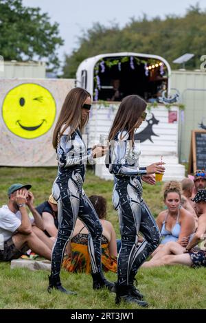 Abiti da gatto e un occhiolino sfacciato. Festival musicale. Mucky Weekender Festival, Vicarage Farm, Woodmancott, vicino a Winchester, Hampshire, REGNO UNITO Foto Stock