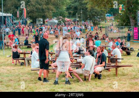 Rilassatevi a un festival musicale. Mucky Weekender Festival, Vicarage Farm, Woodmancott, vicino a Winchester, Hampshire, REGNO UNITO Foto Stock