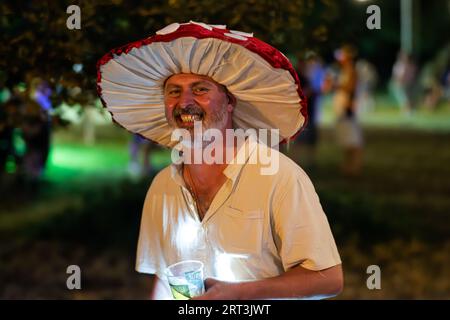 Cappello a fungo magico, festival musicale. Mucky Weekender Festival, Vicarage Farm, Woodmancott, vicino a Winchester, Hampshire, REGNO UNITO Foto Stock