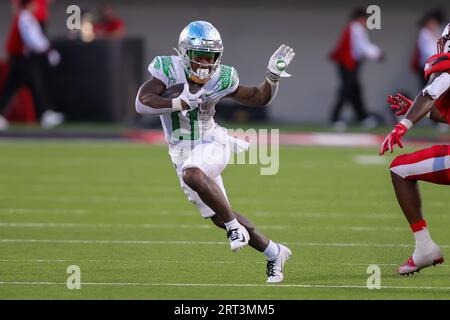 Lubbock, Texas, USA. 9 settembre 2023. Il running back degli Oregon Ducks Bucky Irving (0) corre dopo la presa durante la partita giocata tra gli Oregon Ducks e i Texas Tech Red Raiders al JonesAT&T Stadium di Lubbock, Texas. Tom Sooter/CSM/Alamy Live News Foto Stock