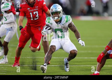 Lubbock, Texas, USA. 9 settembre 2023. Il running back degli Oregon Ducks Bucky Irving (0) fa una mossa durante la partita giocata tra gli Oregon Ducks e i Texas Tech Red Raiders al JonesAT&T Stadium di Lubbock, Texas. Tom Sooter/CSM/Alamy Live News Foto Stock