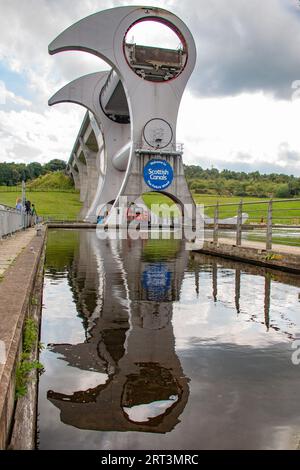 L'innovativa e moderna ruota di Falkirk - canali scozzesi che ruotano l'ascensore per barche a Falkirk, Scozia Foto Stock