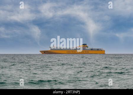Traghetto della Corsica-Sardinia Ferries in navigazione all'orizzonte marino, Savona, Liguria, Italia Foto Stock