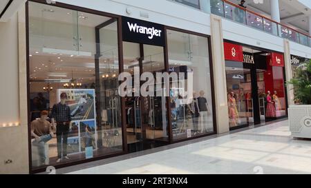 Dubai, Emirati Arabi Uniti - 09-10-2023: Outlet di moda 'Wrangler' nel Burjuman Mall Foto Stock