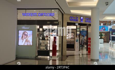 Dubai, Emirati Arabi Uniti - 09-10-2023: Outlet 'Yateem Optician' nel Burjuman Mall Foto Stock