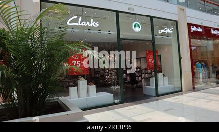 Dubai, Emirati Arabi Uniti - 09-10-2023: Outlet di calzature 'Clarks' nel Burjuman Mall Foto Stock