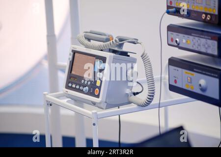 Defibrillatore cardio portatile, apparecchiatura medica in sala operatoria Foto Stock