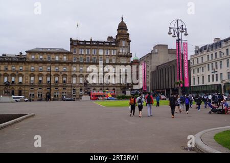 Glasgow, Scozia (Regno Unito): Una vista della famosa George Square e dell'edificio Merchants House Foto Stock