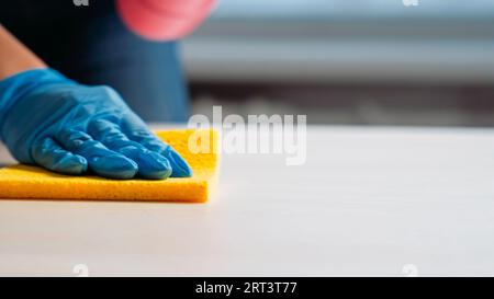 Servizio di pulizia guanti per mani spugna da tavolo Foto Stock