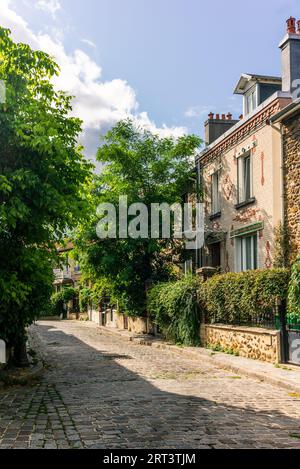 Le strade lastricate e le graziose case basse di "la campagne ä Paris" (la campagna di Parigi) Foto Stock