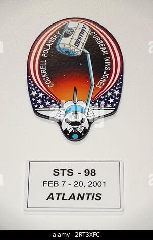 Immagine della patch spaziale per lo Space Transportation System-98 (Space Shuttle Atlantis) in mostra allo Space Center Houston Foto Stock
