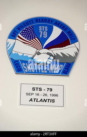 Immagine della patch spaziale per lo Space Transportation System-79 (Space Shuttle Atlantis) in mostra allo Space Center Houston Foto Stock