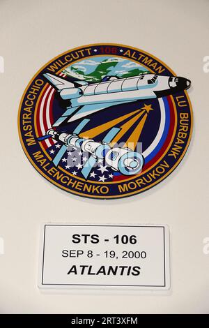 Immagine della patch spaziale per lo Space Transportation System-106 (Space Shuttle Atlantis) in mostra allo Space Center Houston Foto Stock
