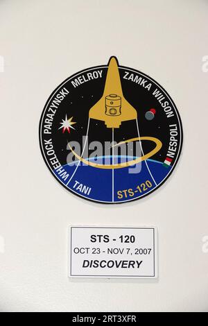 Immagine della patch spaziale per lo Space Transportation System-120 (Space Shuttle Discovery) in mostra allo Space Center Houston Foto Stock