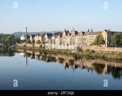 Edifici che si riflettono nel fiume Tay a Perth, Scozia, Regno Unito Foto Stock