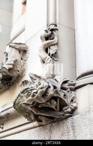 Gargoyle che decora la facciata del 19° secolo Manchester Crown Court in Minshull Street, Manchester, Inghilterra Foto Stock