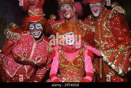 4 clown dei Ringling Brothers in abiti coordinati girati nel 1979 alle audizioni del clown college. Il clown a sinistra è Bernice Collins, il primo clown afroamericano di Ringling. Foto Stock