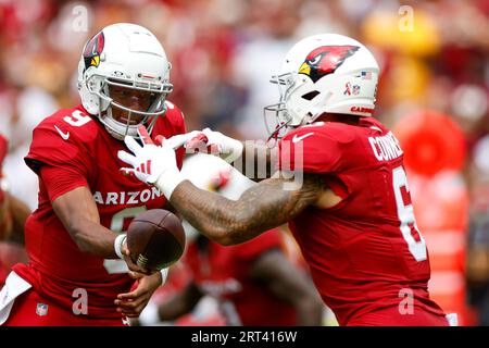 Landover, Stati Uniti. 10 settembre 2023. Il quarterback degli Arizona Cardinals Joshua Dobbs (9) cede il Bal al running back degli Arizona Cardinals James Conner (6) durante le giocate contro i Washington Commanders al FedEx Field di Landover, Maryland, domenica 10 settembre 2023. Foto di Tasos Katopodis/UPI credito: UPI/Alamy Live News Foto Stock