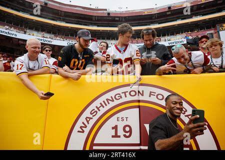 Landover, Stati Uniti. 10 settembre 2023. L'ex quarterback dei Washington Redskins Robert Griffin III saluta i tifosi prima che i Washington Commanders affrontino gli Arizona Cardinals al FedEx Field di Landover, Maryland, domenica 10 settembre 2023. Foto di Tasos Katopodis/UPI credito: UPI/Alamy Live News Foto Stock