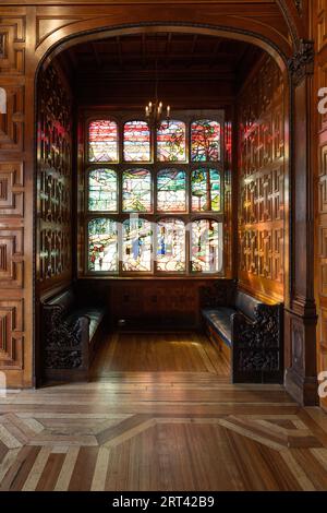 Two Temple Place, conosciuta per molti anni come Astor House, è un edificio neogotico situato vicino a Victoria Embankment nel centro di Londra, in Inghilterra. Foto Stock