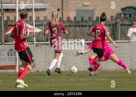 Lincoln, Regno Unito. 10 settembre 2023. Toni Mchamilton delle Lincoln City Ladies no 12 batte il portiere Katie McLean del Northampton Town Ladies per segnare il primo gol in una vittoria del 4-0 e il suo primo gol di una tripletta in questa partita. Clive Stapleton Photography/Alamy Live News Foto Stock