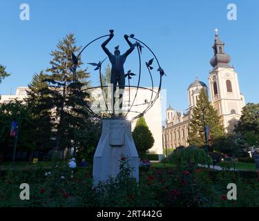 Piazza della Liberazione e Monumento all'uomo multietnico con chiesa cattedrale della Natività di Theotokos, Sarajevo, 10 settembre 2023. Foto Stock