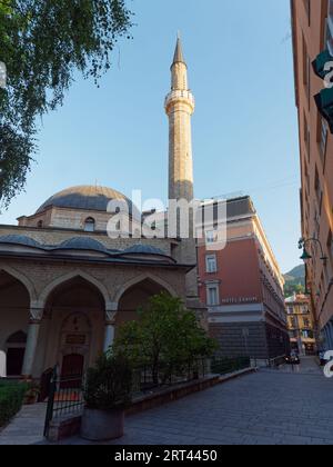 L'esterno e l'ingresso della moschea Ferhadija nel centro della città di Sarajevo, Bosnia ed Erzegovina, 10 settembre 2023 Foto Stock