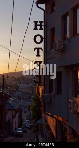 Vista da un hotel in cima a una strada ripida in una serata estiva che si avvicina al tramonto su Sarajevo, Bosnia ed Erzegovina, 10 settembre 2023 Foto Stock