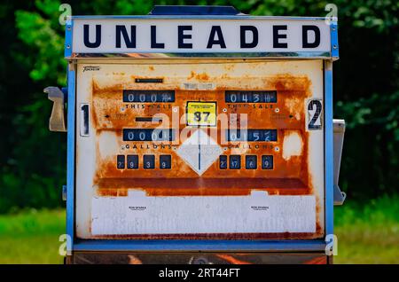 Una pompa di benzina abbandonata è raffigurata al donna's Grocery and Deli, 4 agosto 2023, a Coden, Alabama. Foto Stock