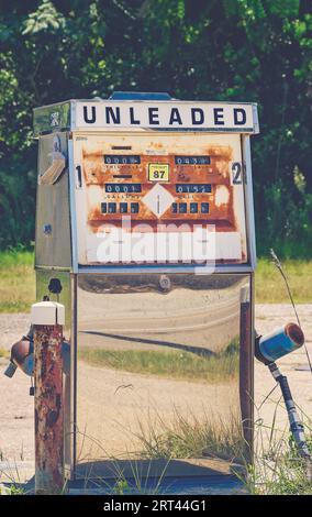 Una pompa di benzina abbandonata è raffigurata al donna's Grocery and Deli, 4 agosto 2023, a Coden, Alabama. Foto Stock