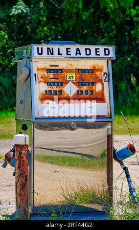 Una pompa di benzina abbandonata è raffigurata al donna's Grocery and Deli, 4 agosto 2023, a Coden, Alabama. Foto Stock