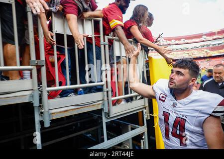 Landover, Stati Uniti. 10 settembre 2023. Il quarterback dei Washington Commanders Sam Howell (14) saluta i fan dopo la partita contro gli Arizona Cardinals al FedEx Field di Landover, Maryland, domenica 10 settembre 2023. Foto di Tasos Katopodis/UPI credito: UPI/Alamy Live News Foto Stock