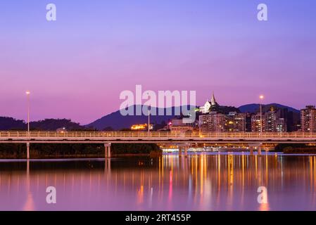 Vista al tramonto del ponte Governador Nobre de Carvalho a Macao, Cina Foto Stock