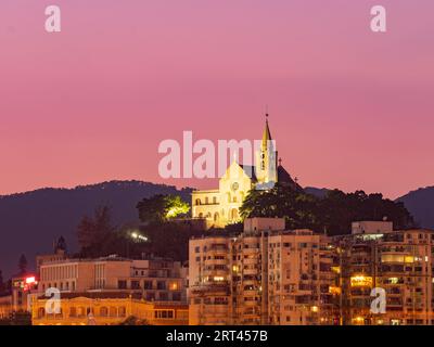 Vista al tramonto della Cappella di nostra Signora di Penha a Macao Foto Stock