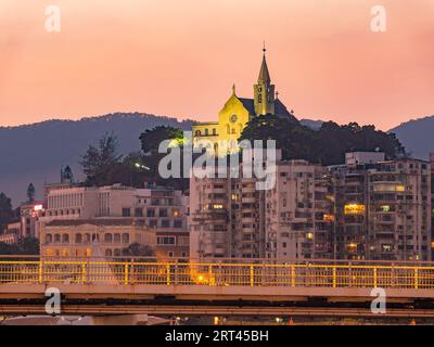 Vista al tramonto della Cappella di nostra Signora di Penha a Macao Foto Stock