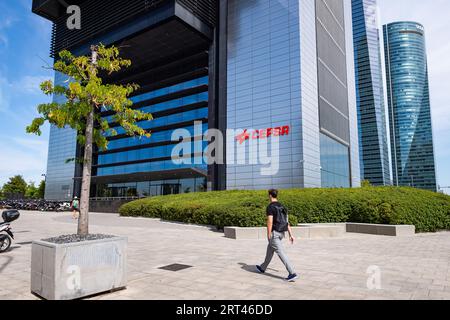 Un uomo passeggia davanti alla torre Cepsa, sede della multinazionale spagnola del petrolio e del gas Cepsa, nel quartiere finanziario Cuatro Torres Business area (CTBA) di Madrid. Foto Stock