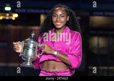 New York, Stati Uniti. 9 settembre 2023. Coco Gauff indossa l'abito di Ganni, vincitrice del campionato femminile degli US Open posa con trofeo davanti alla fontana al Billie Jean King Tennis Center di New York (foto di Lev Radin/Pacific Press) credito: Pacific Press Media Production Corp./Alamy Live News Foto Stock