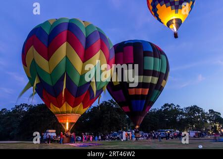 3 palloncini pronti a lanciare una pattuglia diurna. Uno è già nell'aria con il suo gas acceso. Gli altri due sono a terra completamente gonfiati. Sono bri Foto Stock