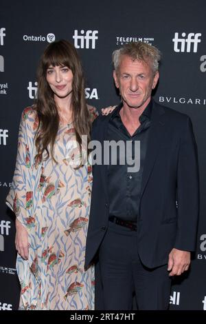 10 settembre 2023, Toronto, Ontario, Canada: Dakota Johnson (L) e Sean Penn (R) assistono alla premiere ''Daddio'' al TIFF Bell Lightbox il 10 settembre 2023 a Toronto, Canada (Credit Image: © Angel Marchini/ZUMA Press Wire) SOLO PER USO EDITORIALE! Non per USO commerciale! Foto Stock