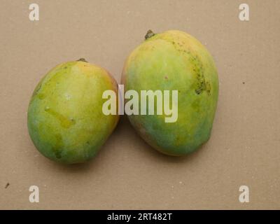 Frutta di mango in tavola, mango rosso Foto Stock