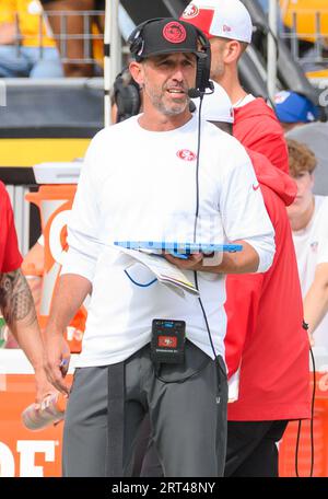 Pittsburgh, Stati Uniti. 10 settembre 2023. L'allenatore dei San Francisco 49ers Kyle Shanahan durante il quarto periodo della vittoria 30-7 contro i Pittsburgh Steelers all'Acrisure Stadium di domenica 10 settembre 2023 a Pittsburgh. Foto di Archie Carpenter/UPI credito: UPI/Alamy Live News Foto Stock