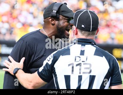 Pittsburgh, Stati Uniti. 10 settembre 2023. Il capo-allenatore dei Pittsburgh Steelers Mike Tomlin con l'ufficiale durante il quarto periodo della vittoria dei 49ers 30-7 contro i Pittsburgh Steelers all'Acrisure Stadium di domenica 10 settembre 2023 a Pittsburgh. Foto di Archie Carpenter/UPI credito: UPI/Alamy Live News Foto Stock