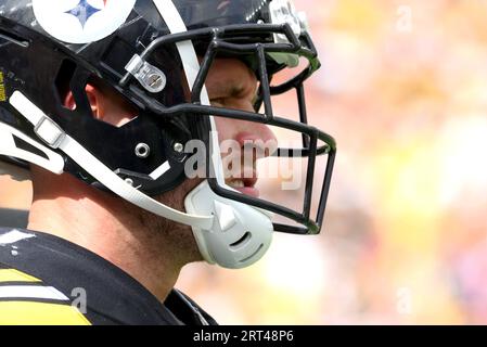 Pittsburgh, Stati Uniti. 10 settembre 2023. Il linebacker dei Pittsburgh Steelers T.J. Watt (90) in disparte contro i San Francisco 49ers all'Acrisure Stadium domenica 10 settembre 2023 a Pittsburgh. Foto di Archie Carpenter/UPI credito: UPI/Alamy Live News Foto Stock