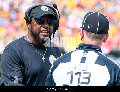 Pittsburgh, Stati Uniti. 10 settembre 2023. Il capo-allenatore dei Pittsburgh Steelers Mike Tomlin con l'ufficiale durante il quarto periodo della vittoria dei 49ers 30-7 contro i Pittsburgh Steelers all'Acrisure Stadium di domenica 10 settembre 2023 a Pittsburgh. Foto di Archie Carpenter/UPI credito: UPI/Alamy Live News Foto Stock