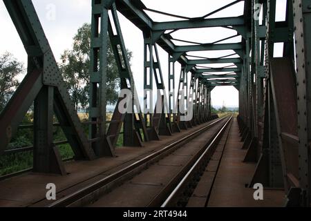 Un ponte ferroviario a Komárany, Slovacchia. Foto Stock